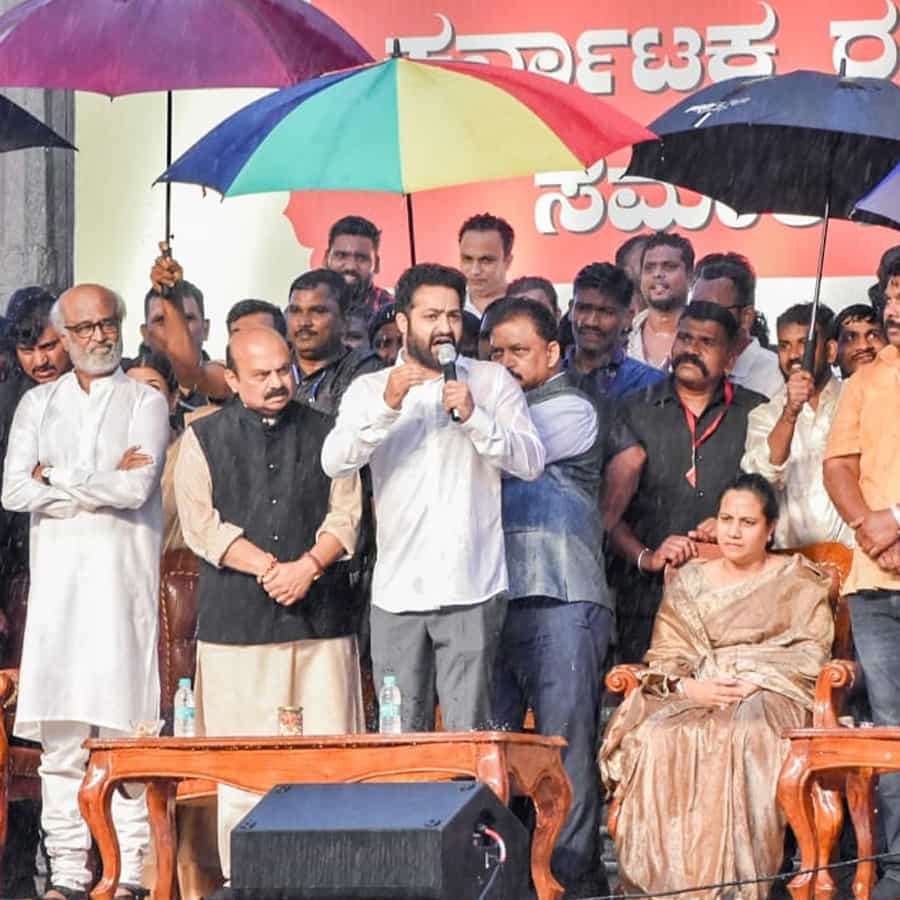అప్పు సినిమాతో హీరోగా అడుగు పెట్టాడు. పునీత్ రాజ్ కుమార్ కు కర్ణాటక ప్రభుత్వం ‘కర్ణాటక రత్న’ పురస్కారం అందజేయనున్నట్లు ప్రకటించిన సంగతి తెలిసిందే.