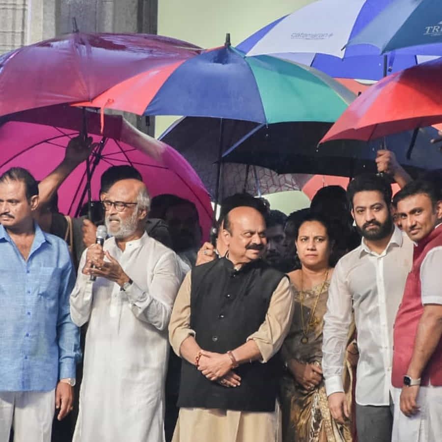 ఈ కార్యక్రమం ఘనంగా జరుగుతోంది. ఈ కార్యక్రమానికి సూపర్ స్టార్ రజినీ కాంత్, యంగ్ టైగర్ ఎన్టీఆర్ హాజరుకానున్నారు.
