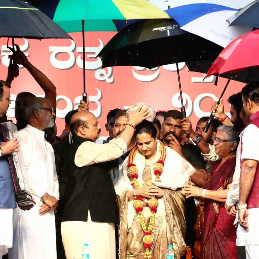 ఈ సందర్భంగా తారక్ కన్నడ భాషలో మాట్లాడు ఆకట్టుకున్నారు. అద్భుతంగా ఎక్కడా తడబడకుండా కన్నడలో మాట్లాడి అక్కడున్న వారి చేత చప్పట్లు కొట్టించుకున్నారు యంగ్ టైగర్. పునీత్ నవ్వులో ఉండే స్వచ్చత మరెక్కడా చూడలేదు.