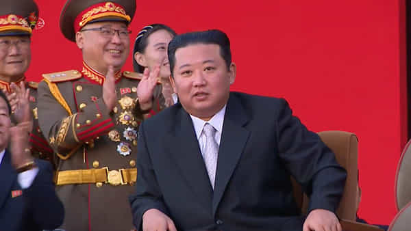 Kim Jong Un: తొలిసారి తన కూతురుని ప్రపంచానికి చూపించిన కిమ్.. చేతిలో చెయ్యి వేసి మరీ..
