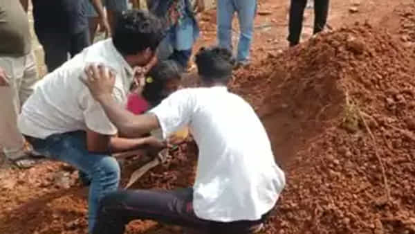 Andhra Pradesh: భూతగాదా నేపథ్యంలో అమానుషం .. తల్లీకూతుళ్లపై కంకర పోసి సమాధికి యత్నం..!