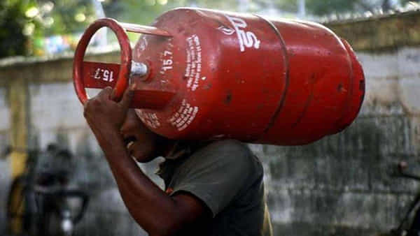 LPG Cylinder Price: గ్యాస్ వినియోగదారులకు గుడ్న్యూస్.. సిలిండర్ రేటును భారీగా తగ్గించేందుకు కేంద్రం కొత్త ఫార్ములా..