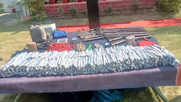 Maoists: జార్ఖండ్లో మావోయస్టులకు బిగ్ షాక్.. భారీ డంప్ను గుర్తించిన పోలీసులు..