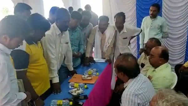 దేశానికి అన్నం పెట్టే మాకు.. పిల్లనివ్వడం లేదు సారూ.. తహసీల్దార్ని ఆశ్రయించిన యువకులు..