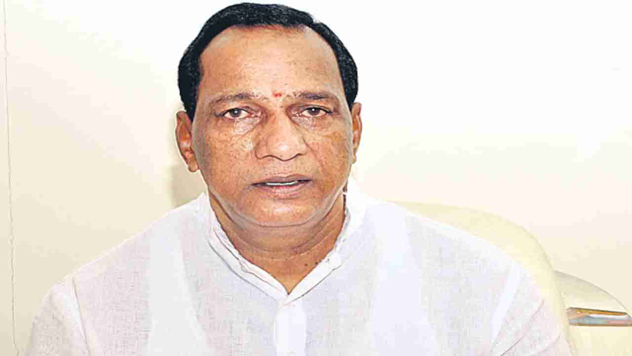 Minister Malla Reddy: కుమారుడిని డాక్టర్‌ చేస్తే.. కోడలుగా మరో డాక్టర్ గిఫ్ట్‌గా.. రెడ్డి అమ్మాయిని చేస్తే.. కిట్టీ పార్టీలు, పిక్నిక్‌లంటూ తిరిగేది..