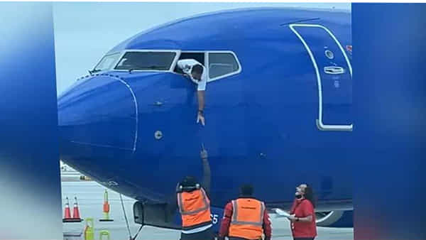 Flight Video: మిస్ అయిన సెల్ఫోన్.. విమానంలోంచి అందుకున్న పైలట్.. నెట్టింట వీడియో వైరల్..