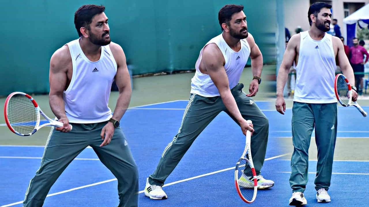 టీమిండియా మాజీ కెప్టెన్ ఎం.ఎస్.ధోనీ కొత్త అవతారమెత్తాడు. టెన్నిస్ ఆడి ధోనీ గ్రౌండ్ లో విద్వాంసం సృష్టించాడు.ఏ ఆట అయినా ప్రభంజనమే.కూల్ కెప్టెన్ కండలు తిరిగిన దేహంతో టెన్నిస్ ఆడిన ఫొటోస్ వైరల్ అవుతున్నాయి.