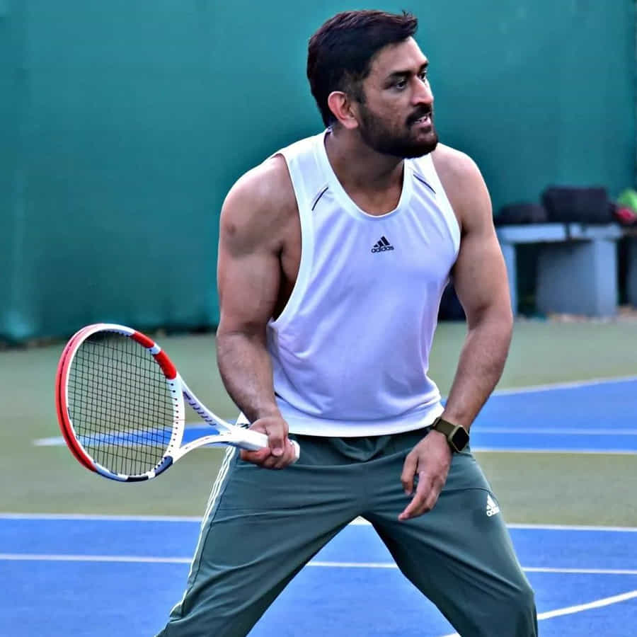 టీమిండియా మాజీ కెప్టెన్ ఎం.ఎస్.ధోనీ కొత్త అవతారమెత్తాడు. టెన్నిస్ ఆడి ధోనీ గ్రౌండ్ లో విద్వాంసం సృష్టించాడు.ఏ ఆట అయినా ప్రభంజనమే.కూల్ కెప్టెన్ కండలు తిరిగిన దేహంతో టెన్నిస్ ఆడిన ఫొటోస్ వైరల్ అవుతున్నాయి.