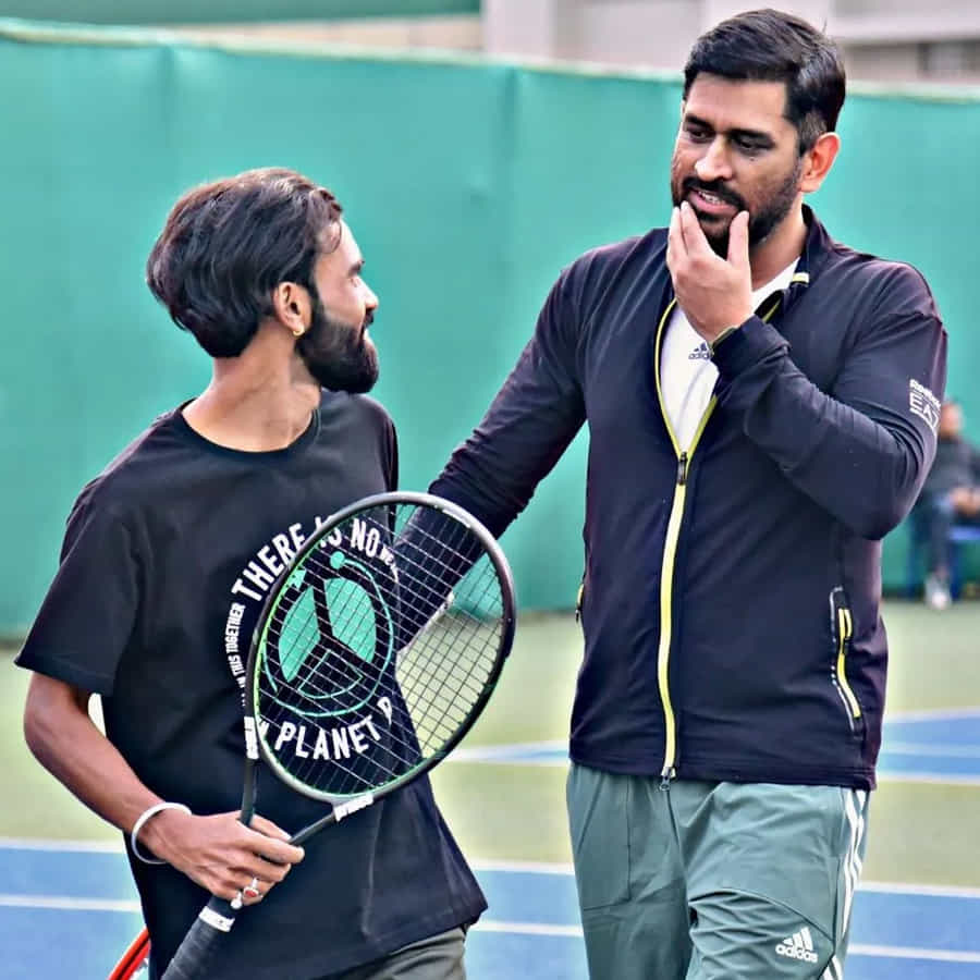 టీమిండియా మాజీ కెప్టెన్ ఎం.ఎస్.ధోనీ కొత్త అవతారమెత్తాడు. టెన్నిస్ ఆడి ధోనీ గ్రౌండ్ లో విద్వాంసం సృష్టించాడు.ఏ ఆట అయినా ప్రభంజనమే.కూల్ కెప్టెన్ కండలు తిరిగిన దేహంతో టెన్నిస్ ఆడిన ఫొటోస్ వైరల్ అవుతున్నాయి.