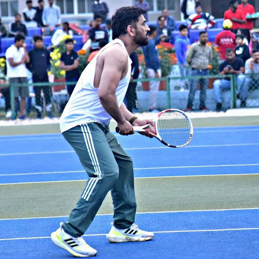 టీమిండియా మాజీ కెప్టెన్ ఎం.ఎస్.ధోనీ కొత్త అవతారమెత్తాడు. టెన్నిస్ ఆడి ధోనీ గ్రౌండ్ లో విద్వాంసం సృష్టించాడు.ఏ ఆట అయినా ప్రభంజనమే.కూల్ కెప్టెన్ కండలు తిరిగిన దేహంతో టెన్నిస్ ఆడిన ఫొటోస్ వైరల్ అవుతున్నాయి.