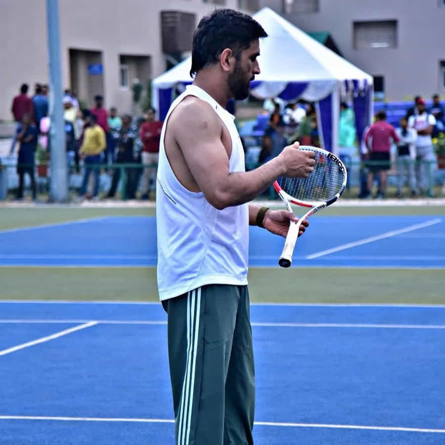టీమిండియా మాజీ కెప్టెన్ ఎం.ఎస్.ధోనీ కొత్త అవతారమెత్తాడు. టెన్నిస్ ఆడి ధోనీ గ్రౌండ్ లో విద్వాంసం సృష్టించాడు.ఏ ఆట అయినా ప్రభంజనమే.కూల్ కెప్టెన్ కండలు తిరిగిన దేహంతో టెన్నిస్ ఆడిన ఫొటోస్ వైరల్ అవుతున్నాయి.