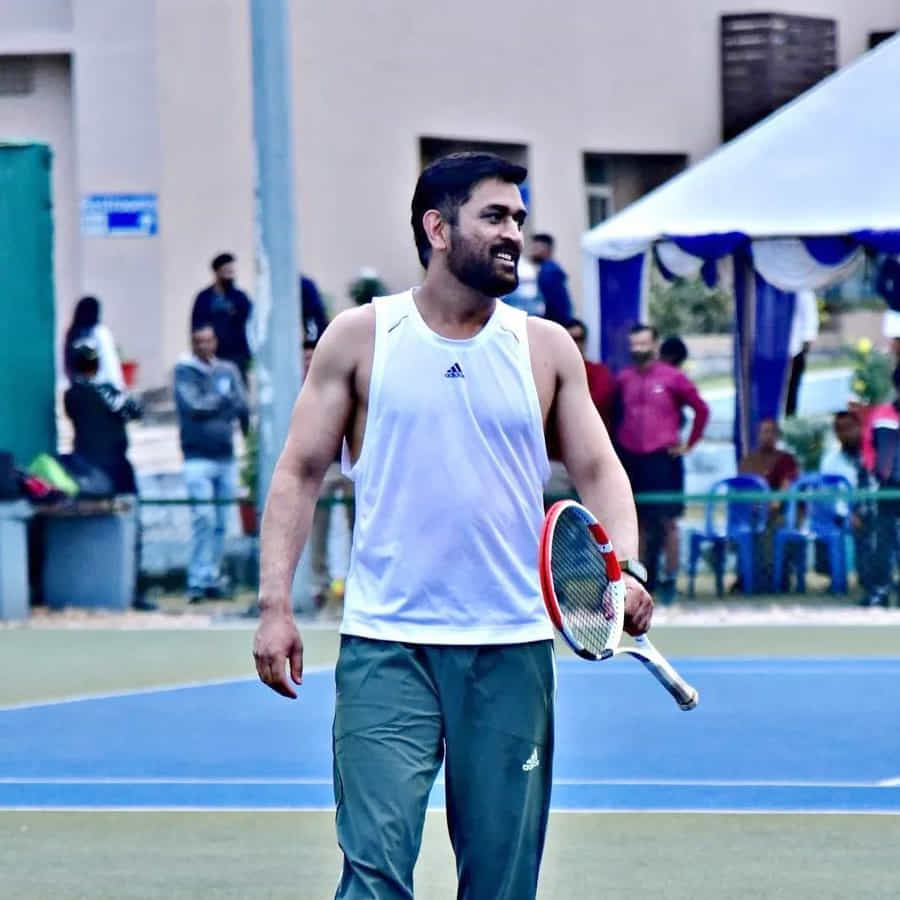 టీమిండియా మాజీ కెప్టెన్ ఎం.ఎస్.ధోనీ కొత్త అవతారమెత్తాడు. టెన్నిస్ ఆడి ధోనీ గ్రౌండ్ లో విద్వాంసం సృష్టించాడు.ఏ ఆట అయినా ప్రభంజనమే.కూల్ కెప్టెన్ కండలు తిరిగిన దేహంతో టెన్నిస్ ఆడిన ఫొటోస్ వైరల్ అవుతున్నాయి.