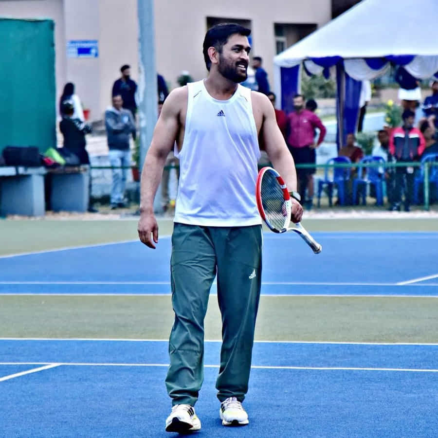 టీమిండియా మాజీ కెప్టెన్ ఎం.ఎస్.ధోనీ కొత్త అవతారమెత్తాడు. టెన్నిస్ ఆడి ధోనీ గ్రౌండ్ లో విద్వాంసం సృష్టించాడు.ఏ ఆట అయినా ప్రభంజనమే.కూల్ కెప్టెన్ కండలు తిరిగిన దేహంతో టెన్నిస్ ఆడిన ఫొటోస్ వైరల్ అవుతున్నాయి.