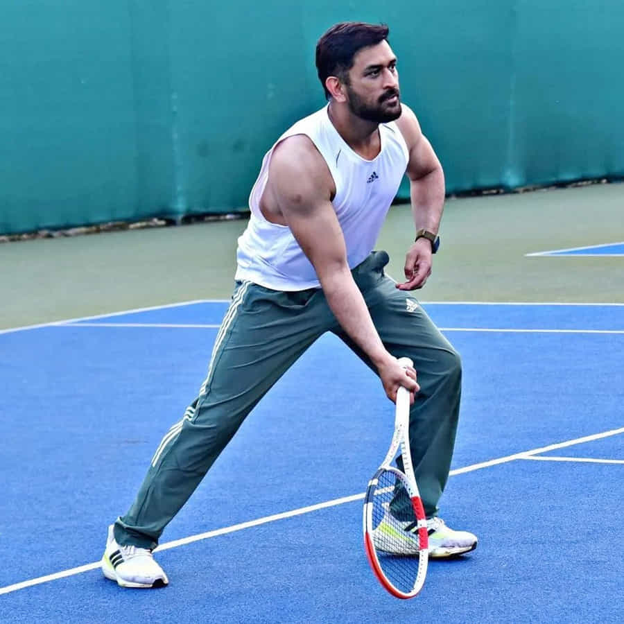 టీమిండియా మాజీ కెప్టెన్ ఎం.ఎస్.ధోనీ కొత్త అవతారమెత్తాడు. టెన్నిస్ ఆడి ధోనీ గ్రౌండ్ లో విద్వాంసం సృష్టించాడు.ఏ ఆట అయినా ప్రభంజనమే.కూల్ కెప్టెన్ కండలు తిరిగిన దేహంతో టెన్నిస్ ఆడిన ఫొటోస్ వైరల్ అవుతున్నాయి.