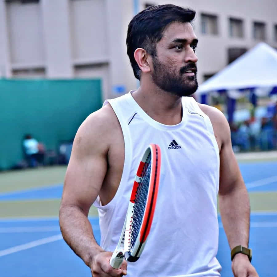 టీమిండియా మాజీ కెప్టెన్ ఎం.ఎస్.ధోనీ కొత్త అవతారమెత్తాడు. టెన్నిస్ ఆడి ధోనీ గ్రౌండ్ లో విద్వాంసం సృష్టించాడు.ఏ ఆట అయినా ప్రభంజనమే.కూల్ కెప్టెన్ కండలు తిరిగిన దేహంతో టెన్నిస్ ఆడిన ఫొటోస్ వైరల్ అవుతున్నాయి.
