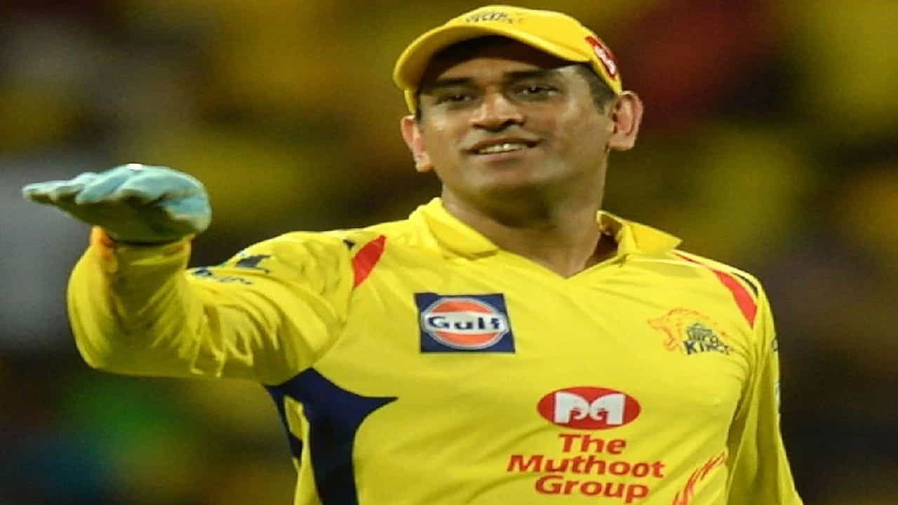 టీమిండియా మాజీ కెప్టెన్ మహేంద్ర సింగ్ ధోనీకి ప్రపంచ వ్యాప్తంగా అభిమానులు ఉన్న సంగతి తెలిసిందే. అలాగే ఐపీఎల్లో ధోని ప్రాతినిథ్యం వహిస్తోన్న CSKకి
భారీగానే ఫ్యాన్స్ ఉన్నారు.