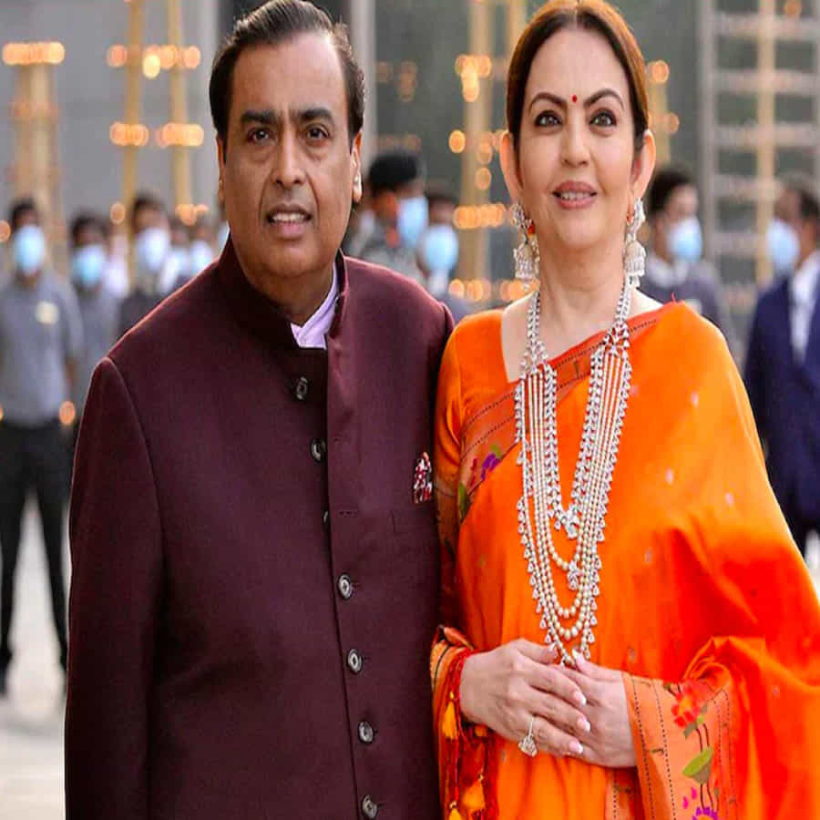 దేశంలోని ప్రముఖ పారిశ్రామికవేత్త ముఖేష్ అంబానీ, నీతా అంబానీ దంపతులు తాతలుగా మారారు. అంబానీ కుమార్తె ఇషా అంబానీ, ఆనంద్ పిరమల్ 2018 సంవత్సరంలో వివాహం చేసుకున్న విషయం తెలిసిందే. వివాహం తర్వాత, ఇప్పుడు 2022 నవంబర్ 19న ఈ దంపతులు కవలలకు జన్మనిచ్చారు. అంబానీ కుటుంబానికి సుదీర్ఘ చరిత్ర ఉంది. అంబానీ కుటుంబం గురించి ఇప్పుడు వివరంగా తెలుసుకుందాం.