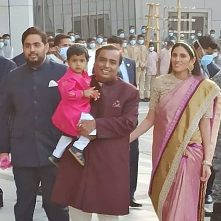రిలయన్స్ ఇండస్ట్రీస్ను ధీరూభాయ్ అంబానీ ప్రారంభించారు. అతని పూర్తి పేరు ధీరజ్లాల్ హీరాచంద్ అంబానీ. ధీరూభాయ్ అంబానీ కోకిలాబెన్ను వివాహం చేసుకున్నారు. అతను 2002 సంవత్సరంలో మరణించారు. అతనికి నలుగురు పిల్లలు. ముఖేష్ అంబానీ, అనిల్ అంబానీ, నీతా కొఠారి, దీప్తి సలోంకర్. నలుగురిలో ముఖేష్ అంబానీ పెద్దవారు.