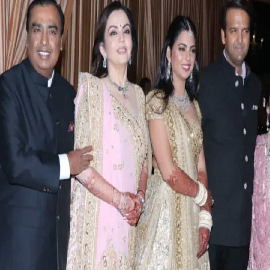 ముఖేష్ అంబానీ కుటుంబం గురించి పూర్తి వివరాలు.. ముఖేష్ అంబానీ 1957 ఏప్రిల్ 19న జన్మించారు. ఆయన నీతా అంబానీని వివాహం చేసుకున్నారు. ముఖేష్ అంబానీకి ముగ్గురు పిల్లలు. కుమార్తె ఇషా అంబానీ 23 అక్టోబర్ 1991న జన్మించారు. ఆమె యేల్ విశ్వవిద్యాలయంలో చదువుకున్నారు. రిలయన్స్లో చేరడానికి ముందు, అతను మెకెంజీ & కంపెనీలో కూడా పనిచేశారు. అతను రిలయన్స్ జియో, రిలయన్స్ రిటైల్లో డైరెక్టర్ గా ఉన్నారు. ఆమె ఆనంద్ పిరమల్ను వివాహం చేసుకున్నారు. ఇప్పుడు వారికి ఇద్దరు పిల్లలు.