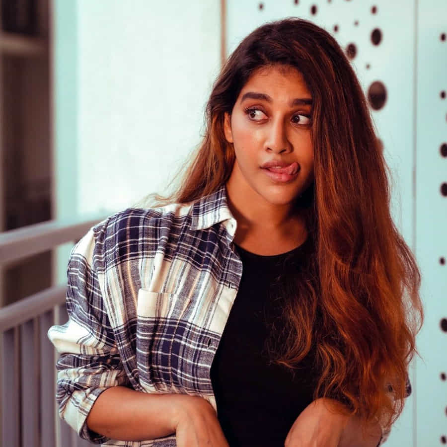 ‘నన్ను దోచుకుందువటే’ సినిమాతో తెలుగు ప్రేక్షకులకు పలకరించింది అందాల తార నభా నటేష్. తొలి చిత్రంతోనే తనదైన అందం, నటనతో ఆకట్టుకున్న ఈ ముద్దుగుమ్మ అందరి దృష్టిని ఆకర్షించింది.ఈ అమ్మడికి అవకాశాలు తక్కువ ఉన్న అందం మాత్రం ఎక్కువే. ఈ ముద్దుగుమ్మ ఫొటోస్ కు ఫిదా అవ్వని వాళ్ళు ఉండరు.
