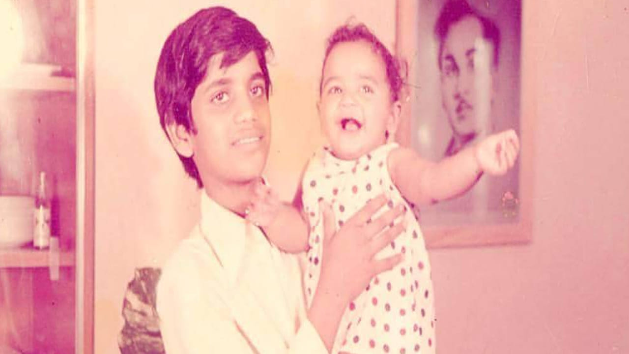 Tollywood: నాగార్జున చేతిలోని ఆ బుజ్జాయి ఇప్పుడు ఓ స్టార్.. అందమైన ప్రేమకావ్యాలకు కేరాఫ్ అడ్రస్..