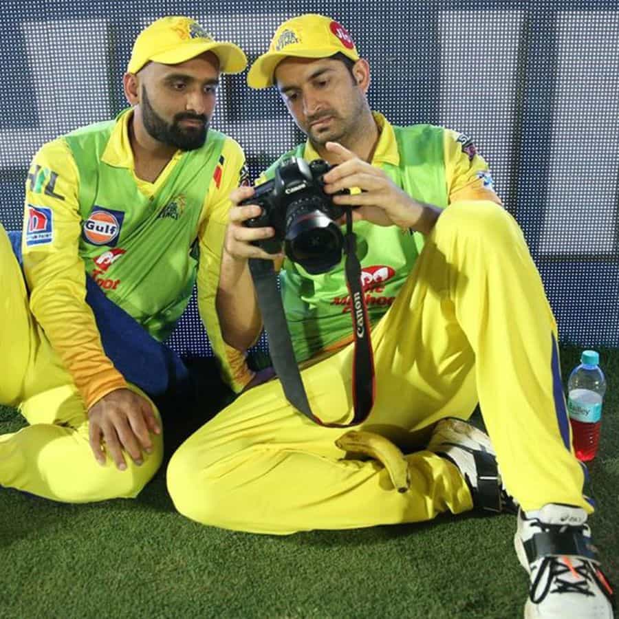 నారాయణ్ జగదీశన్ లిస్ట్ A క్రికెట్లో వరుసగా ఐదు సెంచరీలు సాధించిన ప్రపంచంలోనే మొదటి ఆటగాడిగా నిలిచాడు. అదే సమయంలో అతను విజయ్ హజారే ట్రోఫీ ఒకే సీజన్లో 4 సెంచరీల రికార్డును కూడా బద్దలు కొట్టాడు. ఈ విషయంలో జగదీసన్ విరాట్ కోహ్లీని కూడా వెనక్కునెట్టాడు.