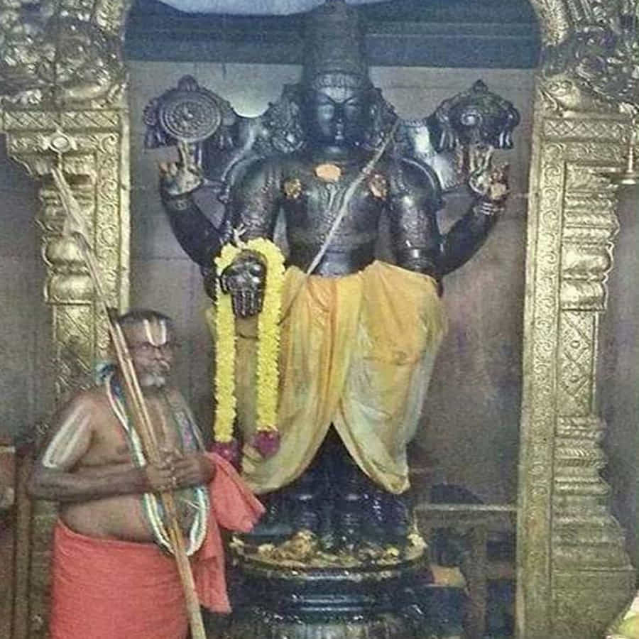శ్రీవారు గురువారం రోజున ఎటువంటి ఆభరణాలను ధరించరు. నగలకు బదులు కేవలం పట్టుధోవతిని ధరింపజేస్తారు. పై వల్లెవాటు, మెడలో కంటెలు, నొసటన సన్నని నామం, బుగ్గన పచ్చకర్పూరపు చుక్కతో స్వామివారు చూడచక్కగా భక్తులకు దర్శనం ఇస్తారు. 