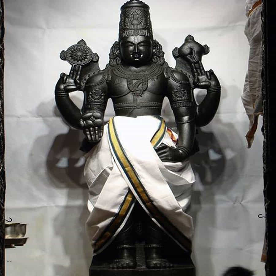 గురువారం రోజున వెంకన్న ను చూస్తే.. ద్వాపర యుగంలో కన్నయ్యే నేడు గోవిందుడు అని భక్తులు భావించే రీతిలో దర్శనమిస్తారు. 