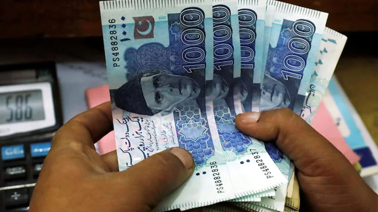 Viral: పోలీస్‌ అకౌంట్‌లోకి రూ. 10 కోట్లు.. విత్‌డ్రా చేసేందుకు రెడీ అవుతుండ‌గా.. చివర్లో ట్విస్ట్!