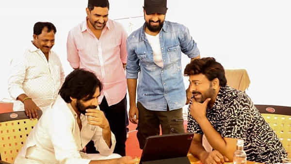 Pawan Kalyan: వాల్తేరు వీరయ్య సెట్లో పవన్ కళ్యాణ్ సందడి.. అన్నయ్యతో పవర్ స్టార్ చిరునవ్వులు..