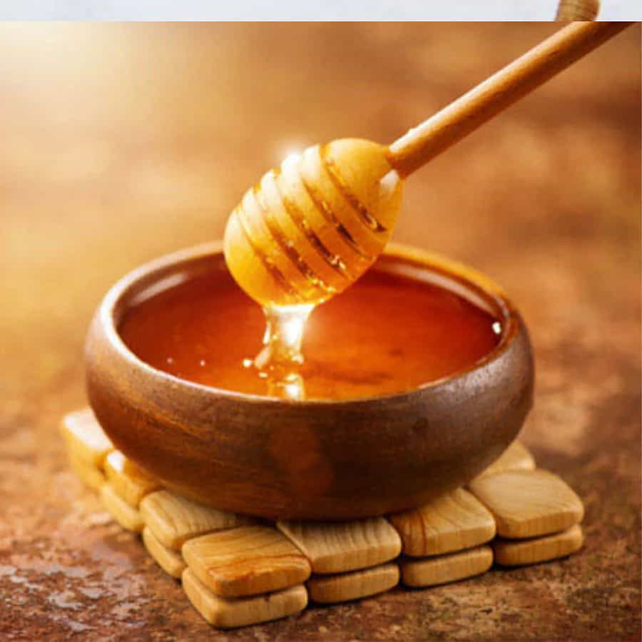తేనె: దూదిపై తేనెను రాసి, పగిలిన వేలి కొనలపై మెత్తగా రాయండి. 30 నిమిషాల పాటు ఇలాగే వదిలేయండి. తర్వాత వేలి చిట్కాలను చల్లటి నీటితో కడగాలి. రోజుకు మూడు సార్లు ఇలా చేయండి. తేనె సహజంగా చర్మంలోని తేమను నిలుపుకోగలదు. ఫలితంగా, చర్మం పొడిబారదు, సులభంగా పగుళ్లు ఏర్పడదు. గాయాలను మాన్పించే శక్తి కూడా తేనెకు ఉంది. అందుకే వేళ్లపై పగిలిన చర్మానికి తేనె చక్కటి పరిష్కారం.