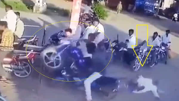 పెట్రోల్ బంకులో యువకుడి తొందరపాటు.. పాపం తండ్రి బలి.. వైరలవుతున్న వీడియో