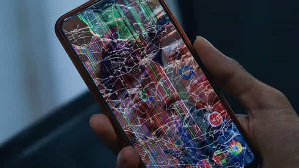Smart Phones: మీ ఫోన్ డిస్ ప్లే పగిలిపోయిందా.. డోంట్ వర్రీ.. ఈ టిప్స్ పాటిస్తే ఎంతో హ్యాపీ