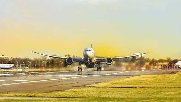 Plane Light: ఫ్లైట్ ల్యాండింగ్, టేకాఫ్ సమయంలో క్యాబిన్ లైట్లు డిమ్ చేయడానికి కారణం ఏమిటి?