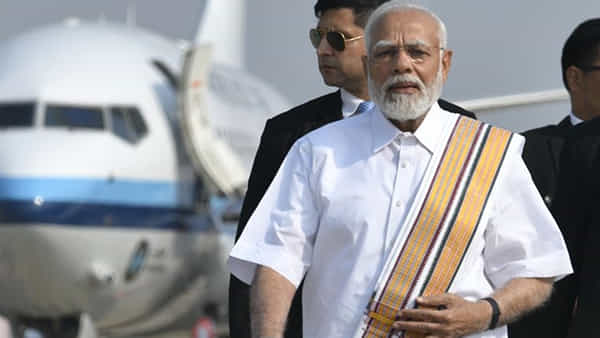 PM Modi: వారనాసిలో ప్రారంభమైన కాశీ తమిళ సంగమం.. సదస్సుకు పంచకట్టుతో హాజరైన ప్రధాని మోదీ..
