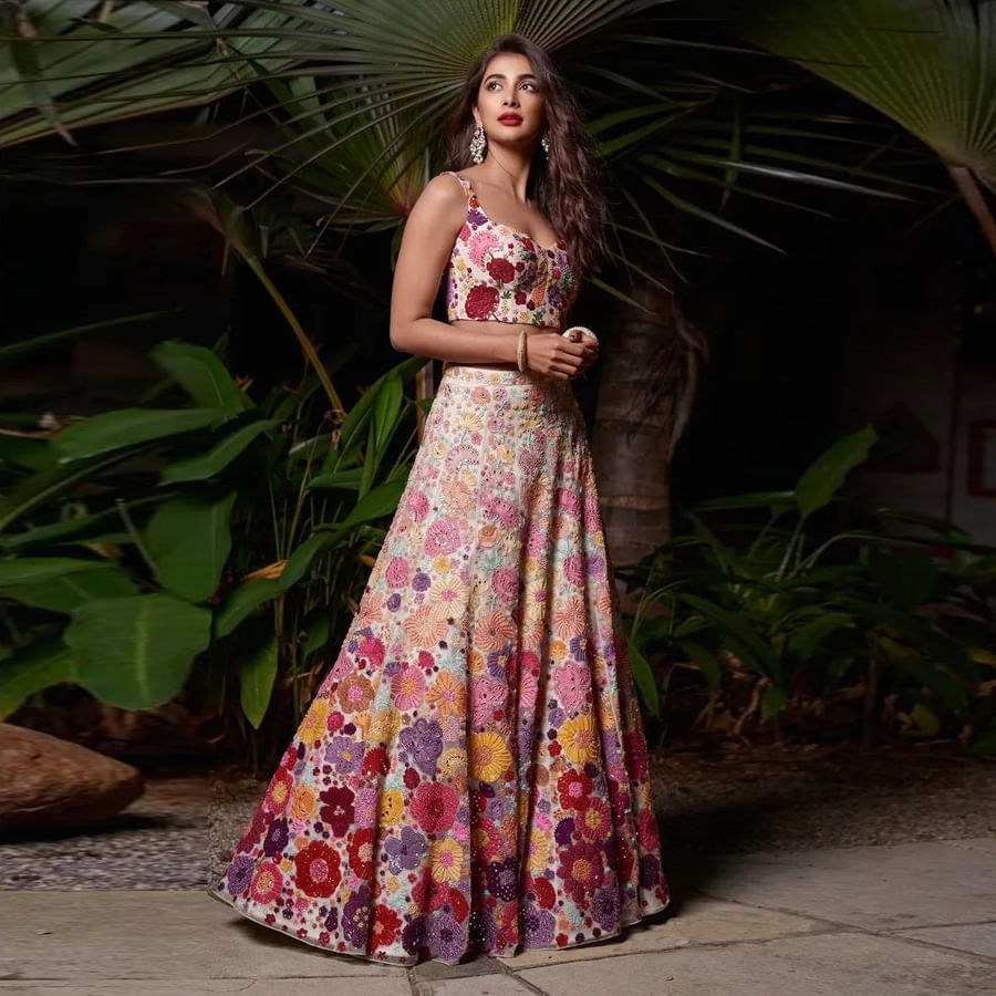 టాలీవుడ్ టూ బాలీవుడ్ దూసుకుపోతున్న అందాల నటి పూజా హెగ్డే  కుర్రకారు హృదయాల్లో గూడుకట్టుకుంది. ఈ చిన్నది టాలీవుడ్‌ బడా స్టార్‌ హీరోల సరసన నటించే అవకాశాన్ని సొంతం చేసుకుంది. సోషల్ మీడియాలో యాక్టీవ్ గా ఉండే ఈ అమ్మడు తాజా ఫోటోషూట్ తో మరోసారి ఎట్ట్రాక్టీవ్ అయ్యింది.