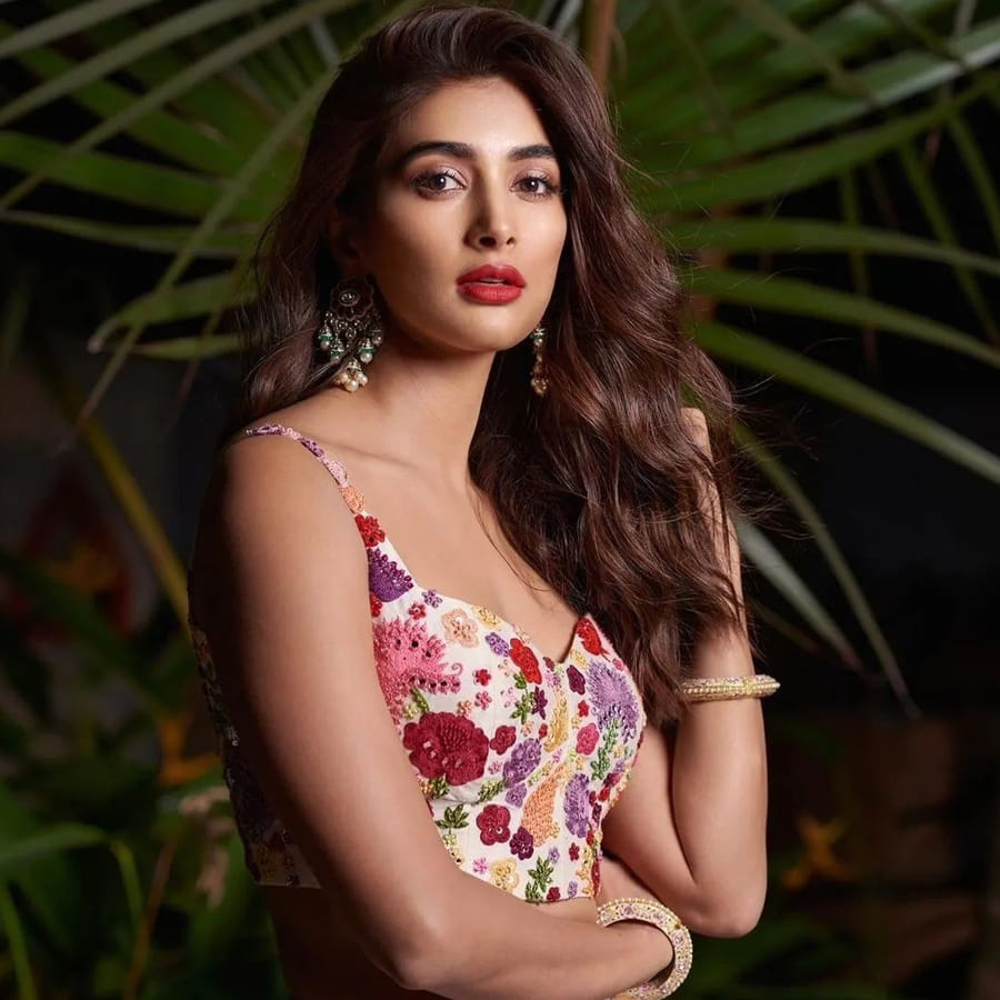 టాలీవుడ్ టూ బాలీవుడ్ దూసుకుపోతున్న అందాల నటి పూజా హెగ్డే  కుర్రకారు హృదయాల్లో గూడుకట్టుకుంది. ఈ చిన్నది టాలీవుడ్‌ బడా స్టార్‌ హీరోల సరసన నటించే అవకాశాన్ని సొంతం చేసుకుంది. సోషల్ మీడియాలో యాక్టీవ్ గా ఉండే ఈ అమ్మడు తాజా ఫోటోషూట్ తో మరోసారి ఎట్ట్రాక్టీవ్ అయ్యింది.