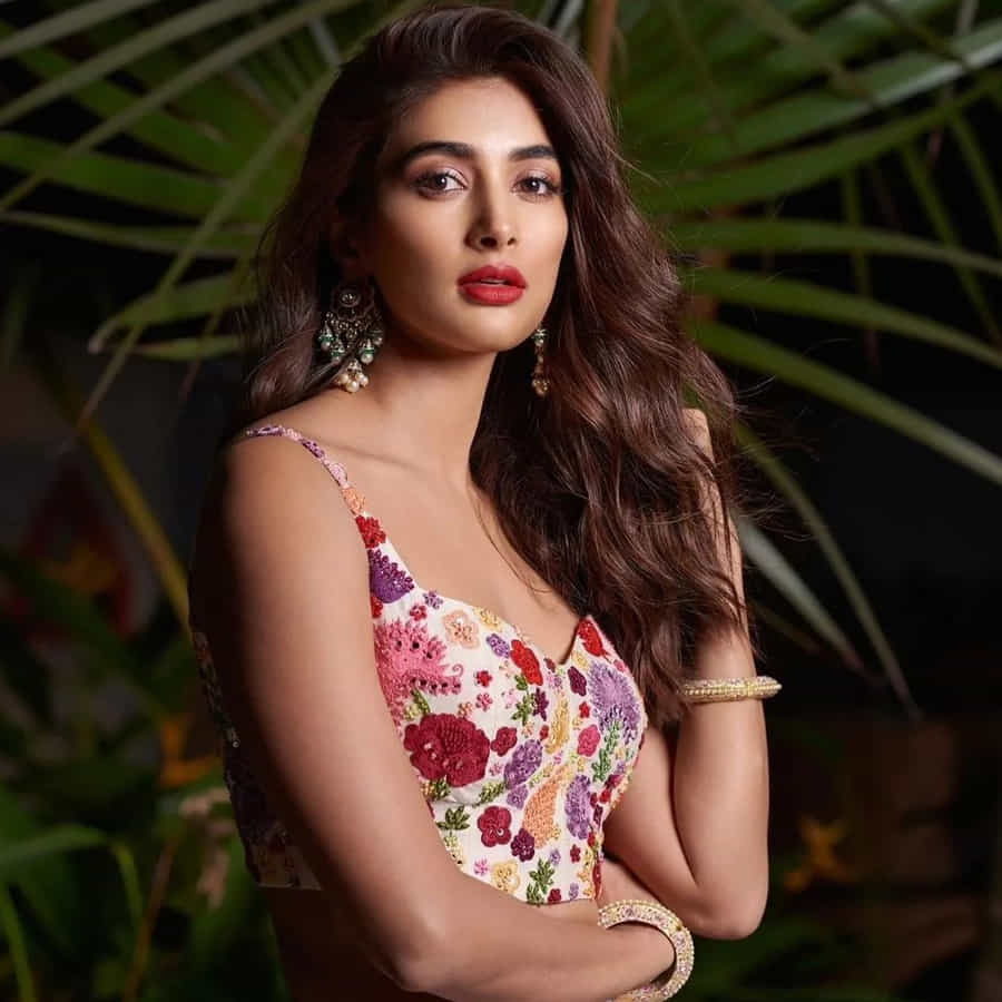 టాలీవుడ్ టూ బాలీవుడ్ దూసుకుపోతున్న అందాల నటి పూజా హెగ్డే  కుర్రకారు హృదయాల్లో గూడుకట్టుకుంది. ఈ చిన్నది టాలీవుడ్‌ బడా స్టార్‌ హీరోల సరసన నటించే అవకాశాన్ని సొంతం చేసుకుంది. సోషల్ మీడియాలో యాక్టీవ్ గా ఉండే ఈ అమ్మడు తాజా ఫోటోషూట్ తో మరోసారి ఎట్ట్రాక్టీవ్ అయ్యింది.