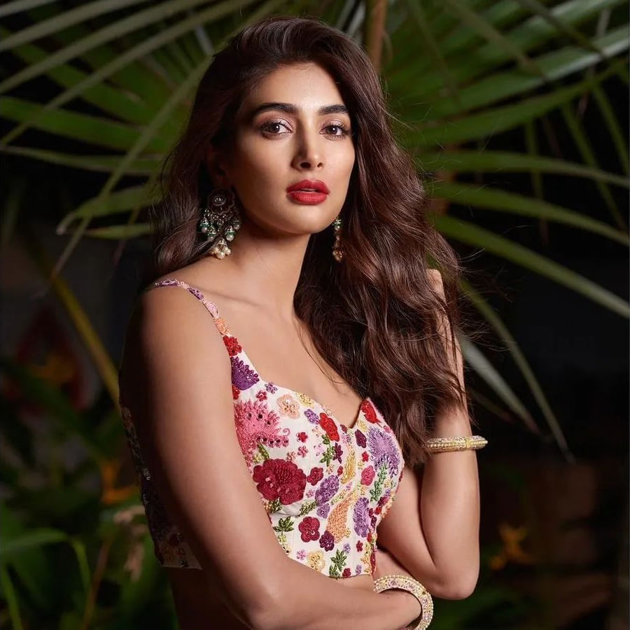 టాలీవుడ్ టూ బాలీవుడ్ దూసుకుపోతున్న అందాల నటి పూజా హెగ్డే  కుర్రకారు హృదయాల్లో గూడుకట్టుకుంది. ఈ చిన్నది టాలీవుడ్‌ బడా స్టార్‌ హీరోల సరసన నటించే అవకాశాన్ని సొంతం చేసుకుంది. సోషల్ మీడియాలో యాక్టీవ్ గా ఉండే ఈ అమ్మడు తాజా ఫోటోషూట్ తో మరోసారి ఎట్ట్రాక్టీవ్ అయ్యింది.