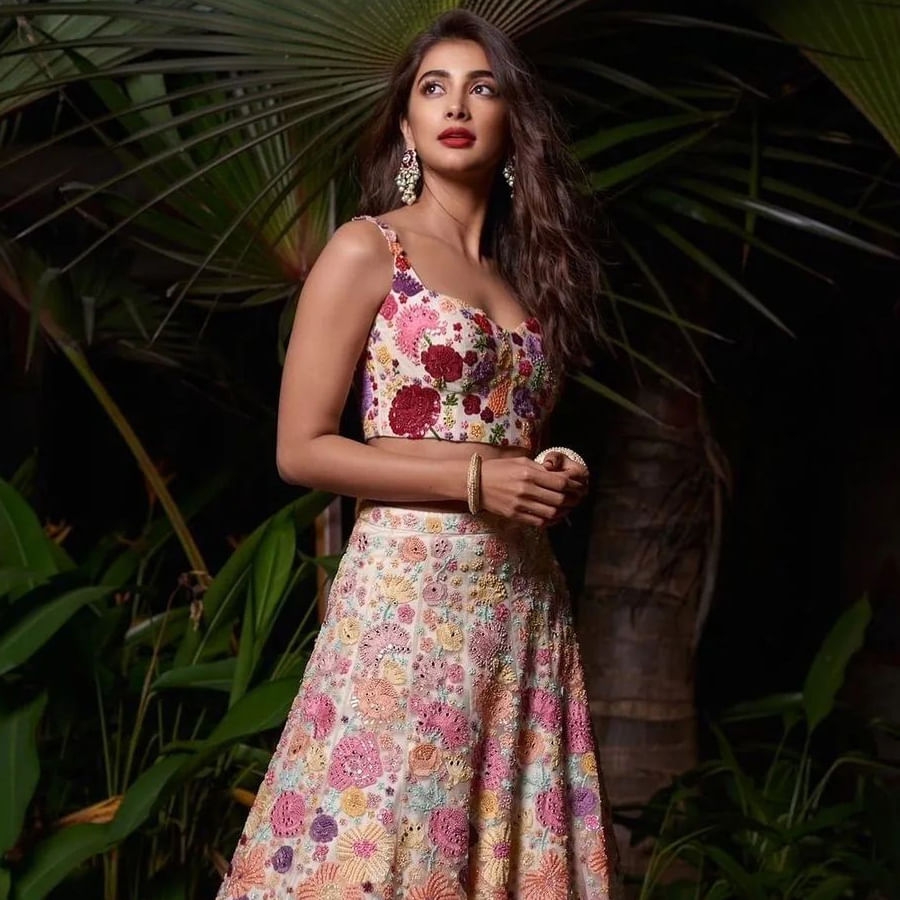 టాలీవుడ్ టూ బాలీవుడ్ దూసుకుపోతున్న అందాల నటి పూజా హెగ్డే  కుర్రకారు హృదయాల్లో గూడుకట్టుకుంది. ఈ చిన్నది టాలీవుడ్‌ బడా స్టార్‌ హీరోల సరసన నటించే అవకాశాన్ని సొంతం చేసుకుంది. సోషల్ మీడియాలో యాక్టీవ్ గా ఉండే ఈ అమ్మడు తాజా ఫోటోషూట్ తో మరోసారి ఎట్ట్రాక్టీవ్ అయ్యింది.