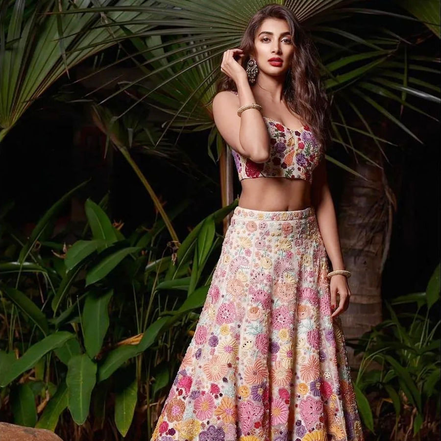 టాలీవుడ్ టూ బాలీవుడ్ దూసుకుపోతున్న అందాల నటి పూజా హెగ్డే  కుర్రకారు హృదయాల్లో గూడుకట్టుకుంది. ఈ చిన్నది టాలీవుడ్‌ బడా స్టార్‌ హీరోల సరసన నటించే అవకాశాన్ని సొంతం చేసుకుంది. సోషల్ మీడియాలో యాక్టీవ్ గా ఉండే ఈ అమ్మడు తాజా ఫోటోషూట్ తో మరోసారి ఎట్ట్రాక్టీవ్ అయ్యింది.