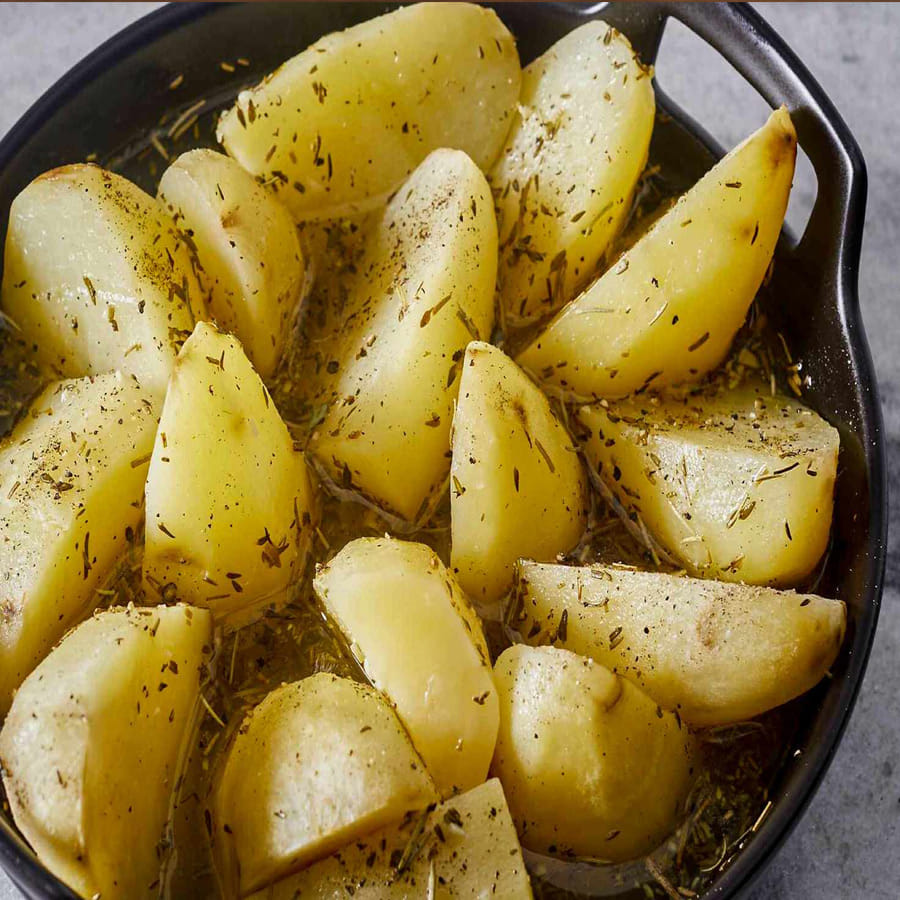 బంగాళాదుంపల్లో స్టార్చ్, కార్బోహైడ్రేట్ వంటి ధాన్యాలు కూడా ఉంటాయి. వీటిలో కాంప్లెక్స్ కార్బోహైడ్రేట్ ఉంటాయి. కాబట్టి మధుమేహ రోగులు తినవచ్చు. బంగాళదుంపలో పొటాషియం, మెగ్నీషియం, ఫాస్పరస్, ఐరన్, జింక్ వంటి అనేక పోషకాలు ఉన్నాయి. ఇవి ఆరోగ్యానికి మేలు చేస్తాయి. పోషకాలు అధికంగా ఉండే బంగాళాదుంపలను ఒక నిర్దిష్ట మార్గంలో తీసుకుంటే, రక్తంలో చక్కెర పెరిగే ప్రమాదాన్ని తగ్గిస్తుంది.