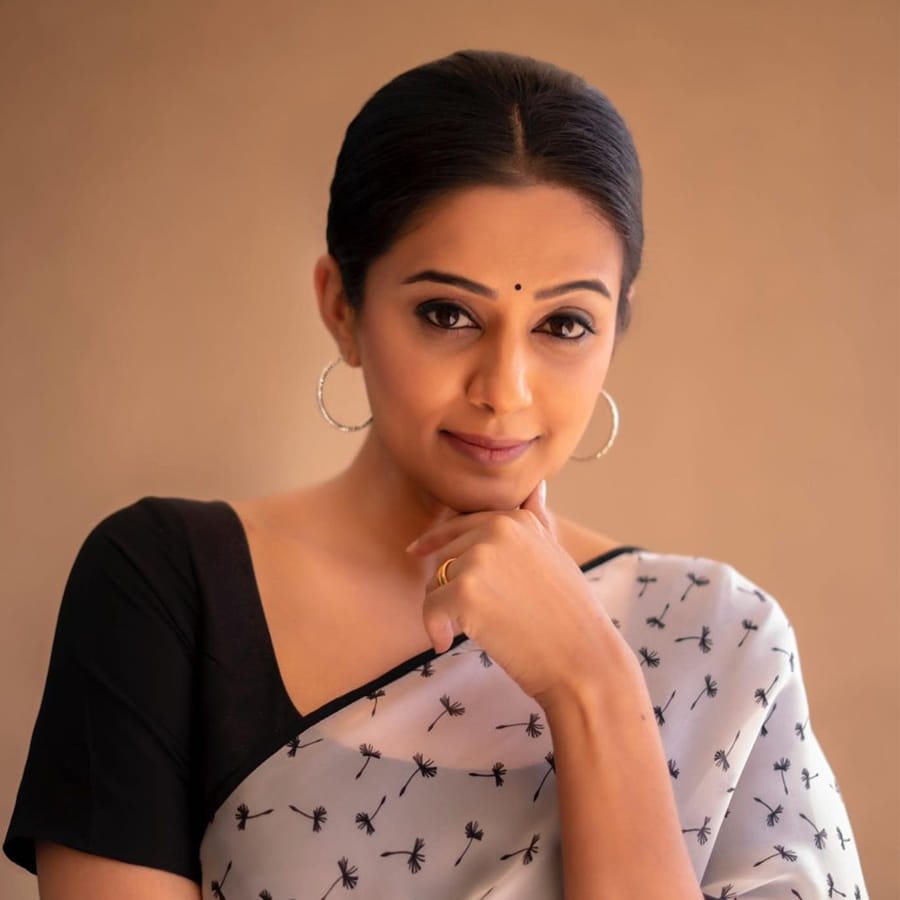 వివాహం తర్వాత సినిమాలకు కాస్త బ్రేక్‌ ఇస్తూ వచ్చిన ప్రియమణి తాజాగా మళ్లీ ఫామ్‌లోకి వచ్చింది. ది ఫ్యామిలీ మ్యాన్‌ వెబ్‌ సిరీస్‌లో నటించి మళ్లీ అందరి దృష్టిని తనవైపు తిప్పుకున్న ప్రియమణి