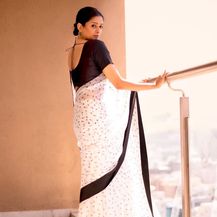 వివాహం తర్వాత సినిమాలకు కాస్త బ్రేక్‌ ఇస్తూ వచ్చిన ప్రియమణి తాజాగా మళ్లీ ఫామ్‌లోకి వచ్చింది. ది ఫ్యామిలీ మ్యాన్‌ వెబ్‌ సిరీస్‌లో నటించి మళ్లీ అందరి దృష్టిని తనవైపు తిప్పుకున్న ప్రియమణి