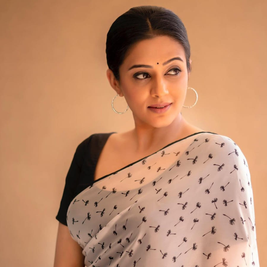 వివాహం తర్వాత సినిమాలకు కాస్త బ్రేక్‌ ఇస్తూ వచ్చిన ప్రియమణి తాజాగా మళ్లీ ఫామ్‌లోకి వచ్చింది. ది ఫ్యామిలీ మ్యాన్‌ వెబ్‌ సిరీస్‌లో నటించి మళ్లీ అందరి దృష్టిని తనవైపు తిప్పుకున్న ప్రియమణి