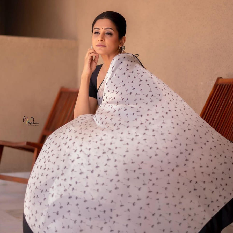 వివాహం తర్వాత సినిమాలకు కాస్త బ్రేక్‌ ఇస్తూ వచ్చిన ప్రియమణి తాజాగా మళ్లీ ఫామ్‌లోకి వచ్చింది. ది ఫ్యామిలీ మ్యాన్‌ వెబ్‌ సిరీస్‌లో నటించి మళ్లీ అందరి దృష్టిని తనవైపు తిప్పుకున్న ప్రియమణి