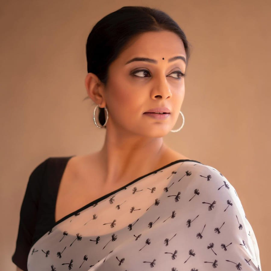 వివాహం తర్వాత సినిమాలకు కాస్త బ్రేక్‌ ఇస్తూ వచ్చిన ప్రియమణి తాజాగా మళ్లీ ఫామ్‌లోకి వచ్చింది. ది ఫ్యామిలీ మ్యాన్‌ వెబ్‌ సిరీస్‌లో నటించి మళ్లీ అందరి దృష్టిని తనవైపు తిప్పుకున్న ప్రియమణి