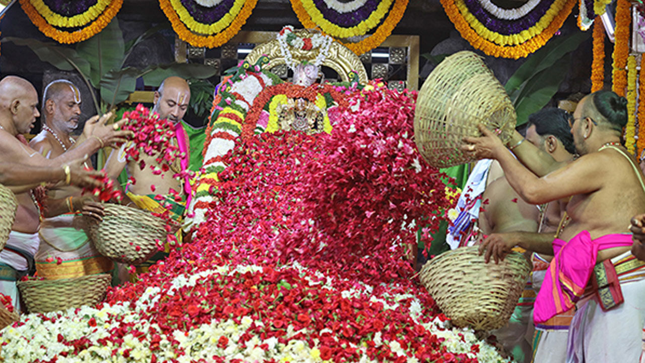 Tirupati: 4 టన్నుల పుష్పాలతో అమ్మవారికి పుష్పయాగం.. మహోత్సవాన్ని కనులారా చూసి పులకించిపోయిన భక్తులు