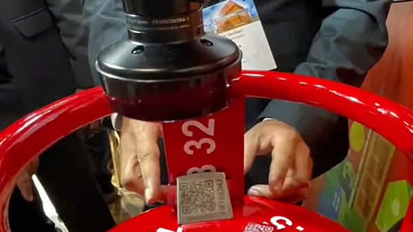 QR Codes for LPG: కేంద్ర ప్రభుత్వం సంచలన నిర్ణయం.. ఇకపై ఎల్పీజీ సిలిండర్లకు క్యూఆర్ కోడ్.. ప్రయోజనాలు బోలెడు..