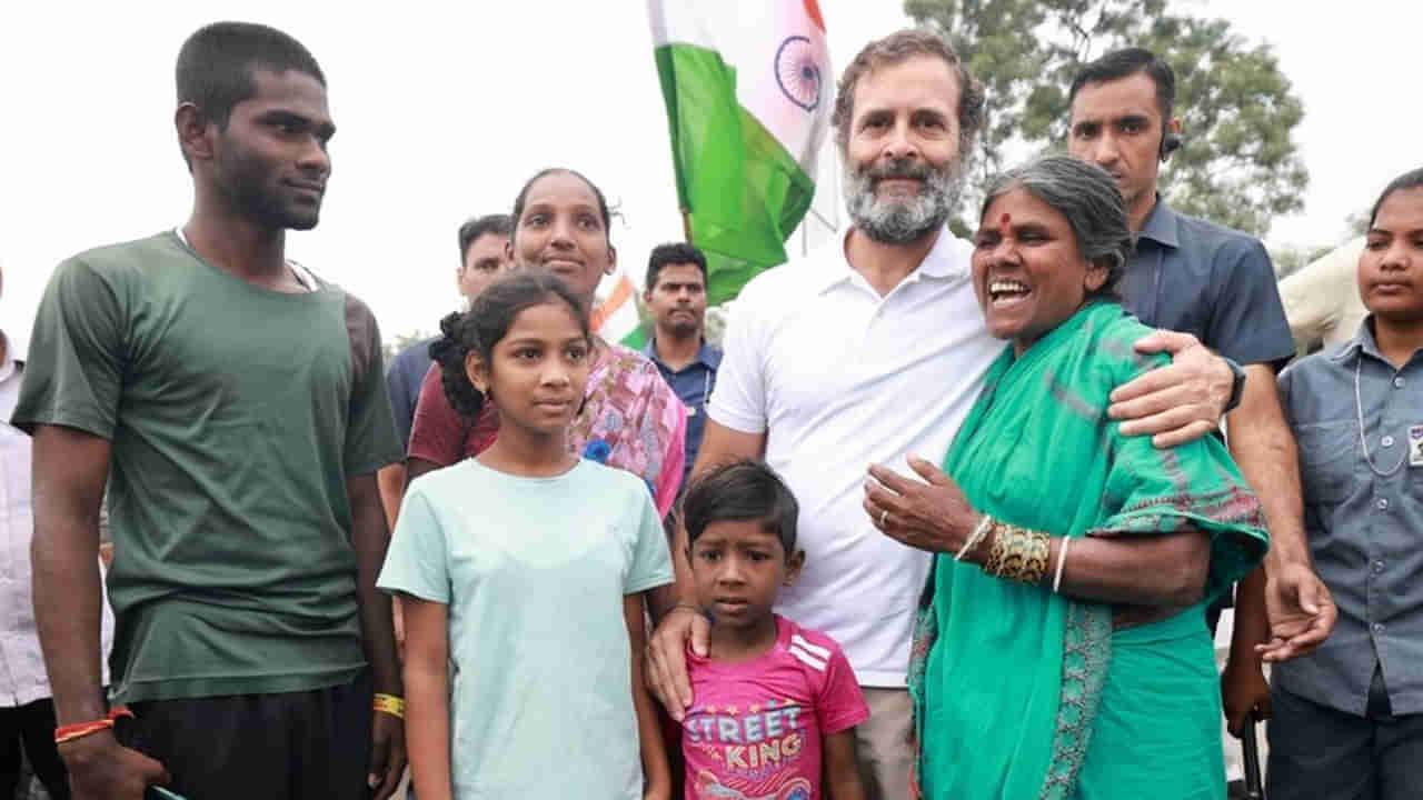 Bharat Jodo Yatra: పాతబస్తీకి చేరుకున్న రాహుల్ గాంధీ భారత్ జోడో యాత్ర.. పోటెత్తిన కార్యకర్తలు, జనాలు..